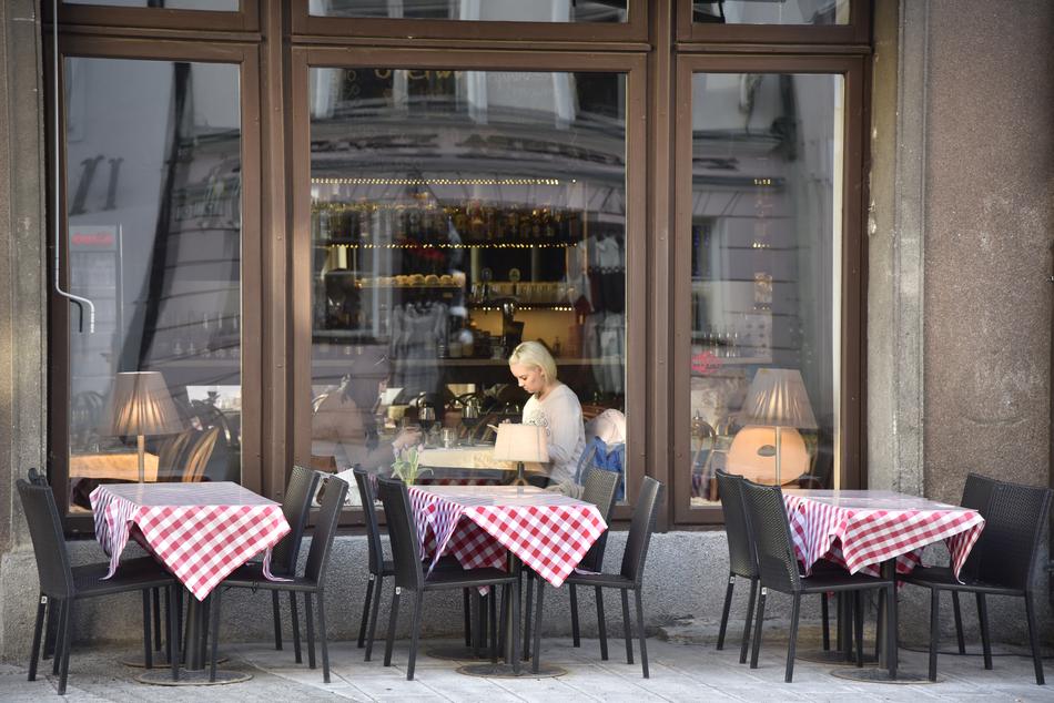 Café Girl Street