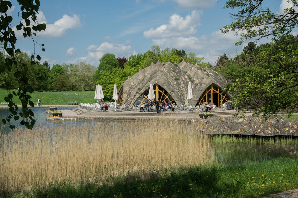 great view of the restaurant by the water