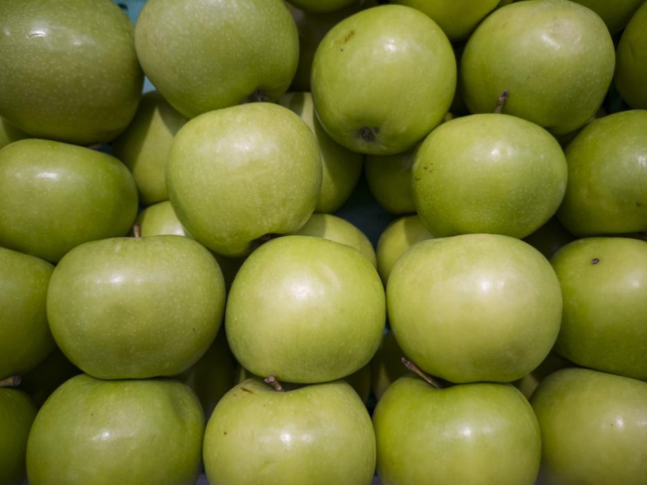 ripe green apples harvest