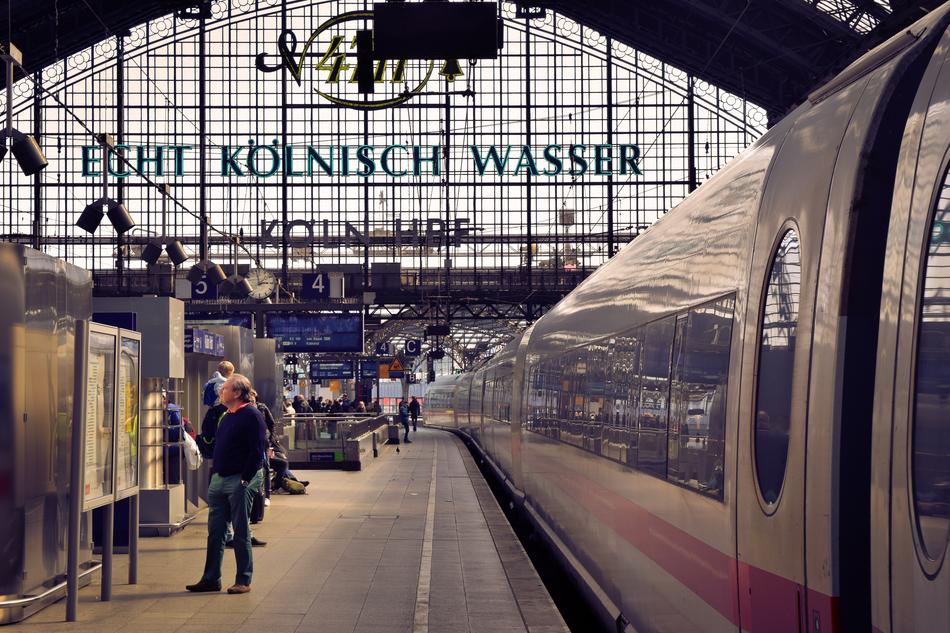 station waiting train